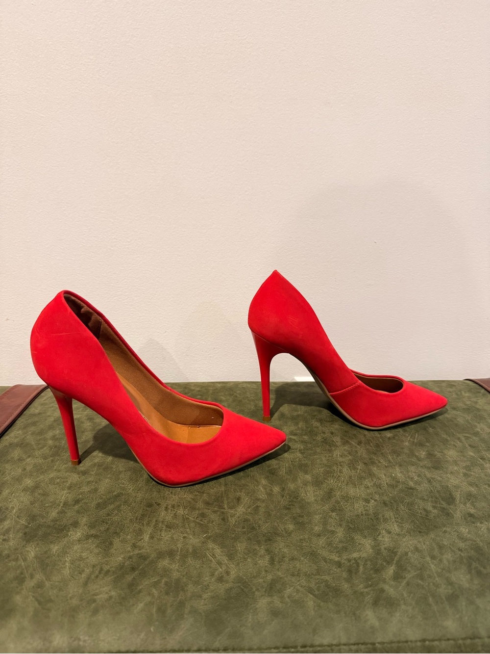 Classic Red Pointed-Toe High Heels - Picture 5 of 7